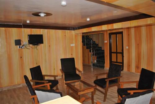 Hostal Hotel Crown Pine