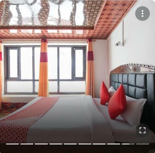 Hostal Hotel Crown Pine