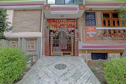 Oyo 81219 Brother's Hotel
