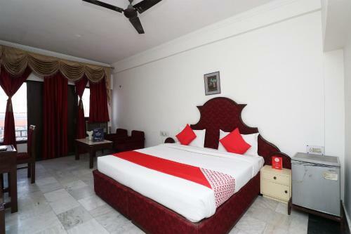 Capital O 29566 Hotel Mid Town