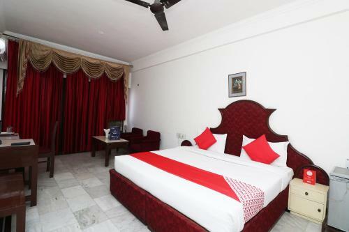 Capital O 29566 Hotel Mid Town