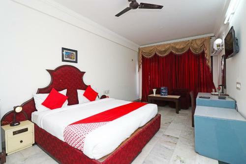 Capital O 29566 Hotel Mid Town