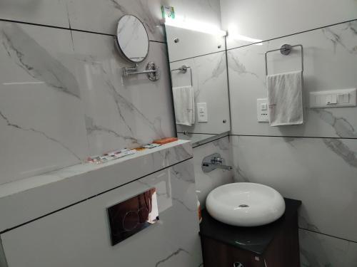 Hotel Guru Surbhi