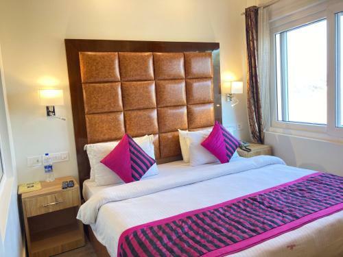 Hotel Guru Surbhi