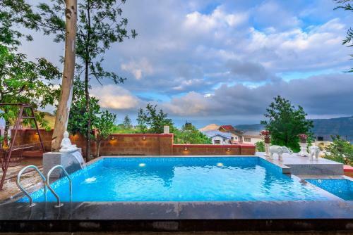 Villa Saffronstays Tudor Rose