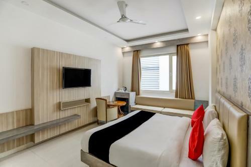 Hotel Capital O 73287 Planet Inn