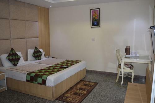 Hotel The Paramont Suites Delhi