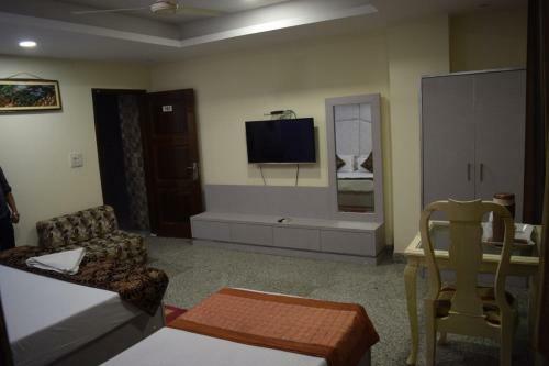 Hotel The Paramont Suites Delhi