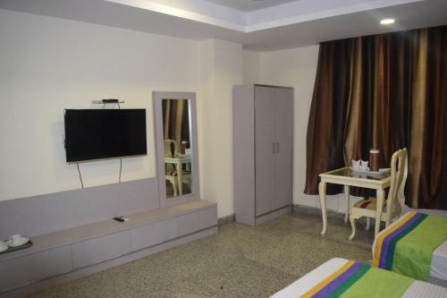 Hotel The Paramont Suites Delhi