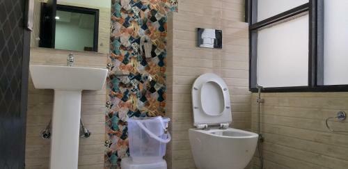 Hotel The Paramont Suites Delhi