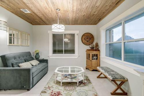 Rustic Beach Front Home - 6 Bedrooms - Private Beach Access - Large Groups