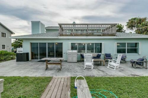 Rustic Beach Front Home - 6 Bedrooms - Private Beach Access - Large Groups