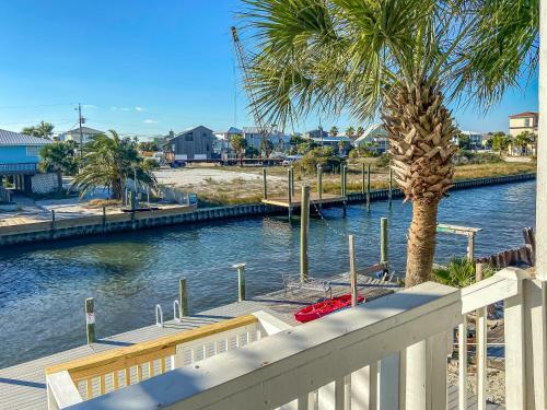 Apartamento Waterfront Home, Short Walk To Beach, Deck/balcony