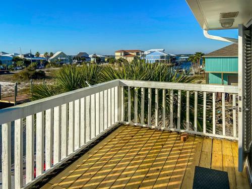 Apartamento Waterfront Home, Short Walk To Beach, Deck/balcony