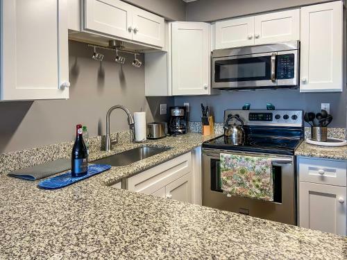 Apartamento Waterfront Home, Short Walk To Beach, Deck/balcony
