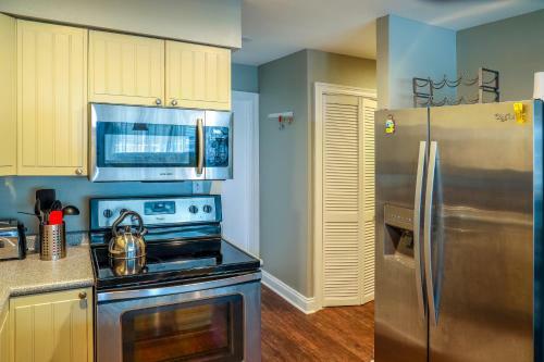 Apartamento Waterfront Home, Short Walk To Beach, Deck/balcony