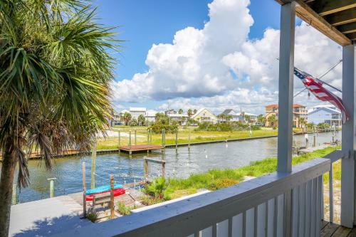 Apartamento Waterfront Home, Short Walk To Beach, Deck/balcony