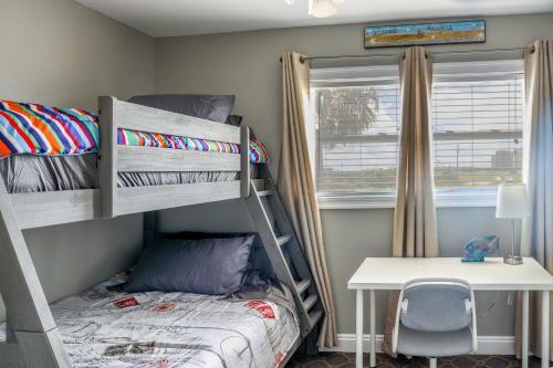 Apartamento Waterfront Home, Short Walk To Beach, Deck/balcony
