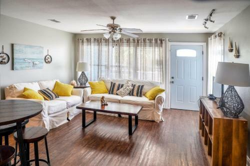 Apartamento Waterfront Home, Short Walk To Beach, Deck/balcony