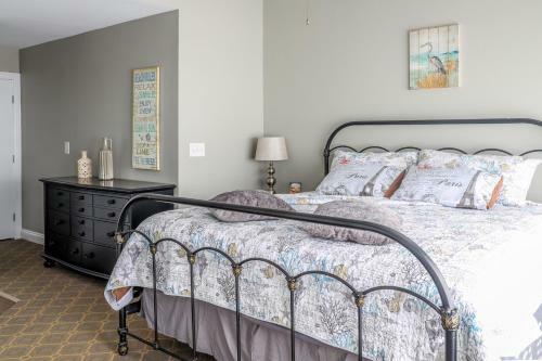 Apartamento Waterfront Home, Short Walk To Beach, Deck/balcony