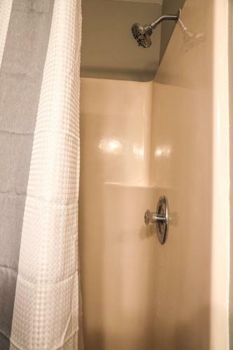 Apartamento Waterfront Home, Short Walk To Beach, Deck/balcony
