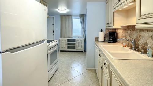 Pelican 304-d By Teeming Vacation Rentals