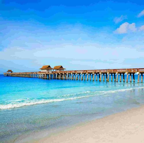 Family Friendly Naples Beachhouse-2br-