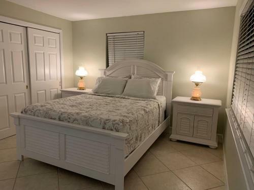 Family Friendly Naples Beachhouse-2br-