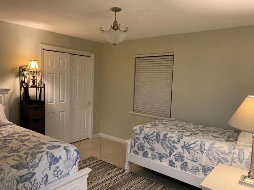 Family Friendly Naples Beachhouse-2br-