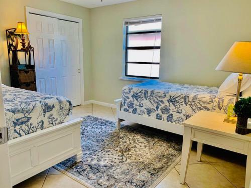 Family Friendly Naples Beachhouse-2br-