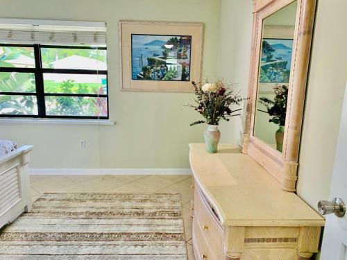 Family Friendly Naples Beachhouse-2br-