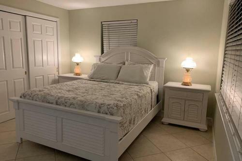 Family Friendly Naples Beachhouse-2br-