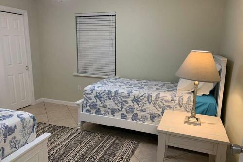 Family Friendly Naples Beachhouse-2br-
