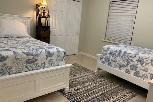 Family Friendly Naples Beachhouse-2br-