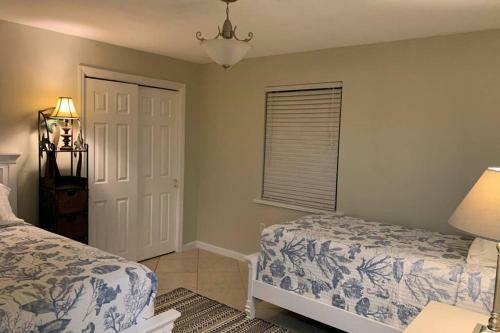 Family Friendly Naples Beachhouse-2br-