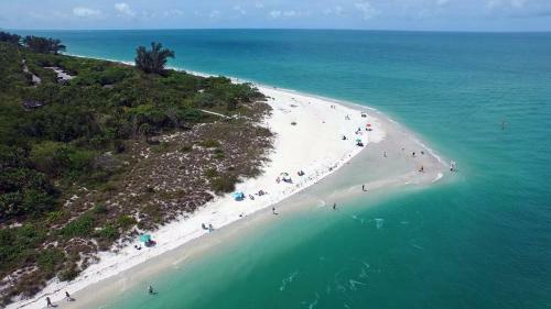 Family Friendly Naples Beachhouse-2br-