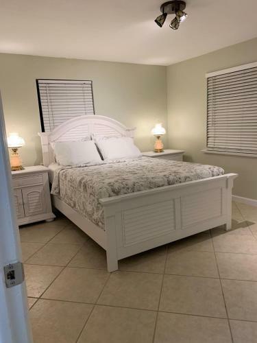 Family Friendly Naples Beachhouse-2br-