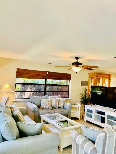 Family Friendly Naples Beachhouse-2br-