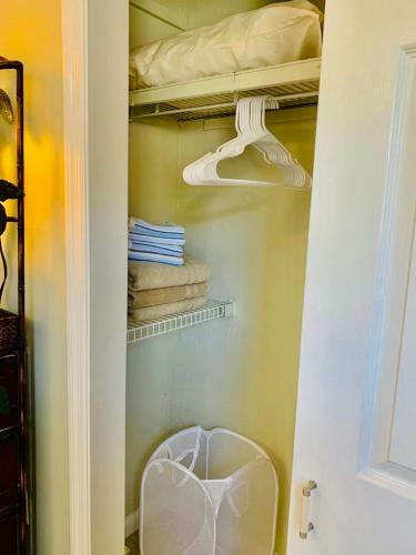 Family Friendly Naples Beachhouse-2br-