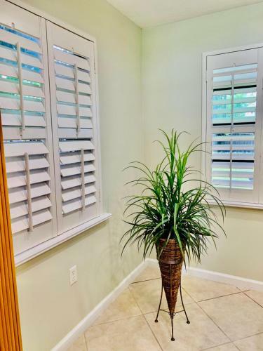 Family Friendly Naples Beachhouse-2br-