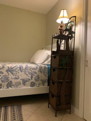 Family Friendly Naples Beachhouse-2br-