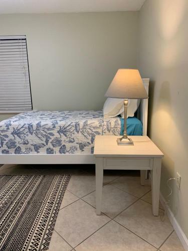 Family Friendly Naples Beachhouse-2br-