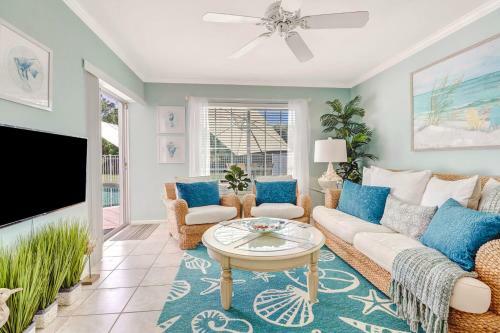 Villa Comfortably Chic Pool Home Retreat