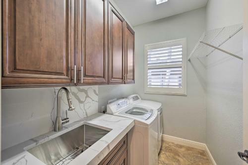 Coastal Naples Getaway About 2 Miles To Beaches!
