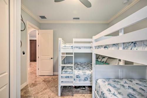 Coastal Naples Getaway About 2 Miles To Beaches!