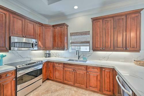 Coastal Naples Getaway About 2 Miles To Beaches!