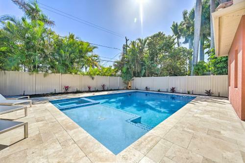 Coastal Naples Getaway About 2 Miles To Beaches!