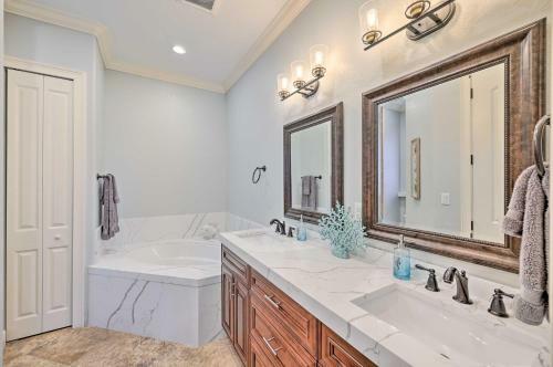 Coastal Naples Getaway About 2 Miles To Beaches!