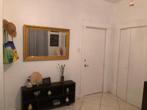 V - Private Suite Next To Calle Ocho (apt 2)