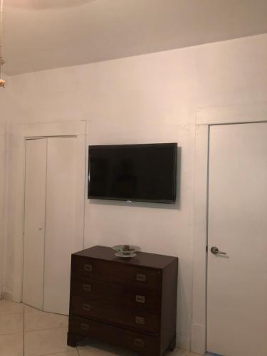 V - Private Suite Next To Calle Ocho (apt 2)